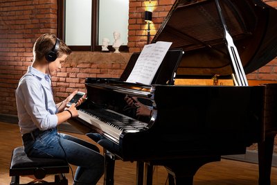 Kind zwischen Flügeln, musikalische Zukunft, Werbefotografie Nürnberg