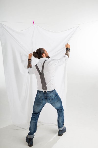 Adrian im Studio mit Gerät für Visual Branding – Fotograf Nürnberg