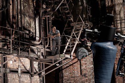 Corporate Identity Werbekampagne im alten Industrieheizkraftwerk fotografiert.