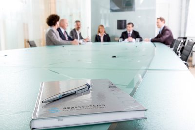 Besprechung am Konferenztisch Werbefotograf Nürnberg