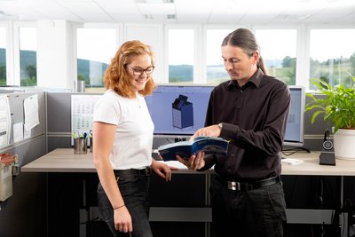 Ausbilder und Azubi in der Entwicklung – Employer Branding