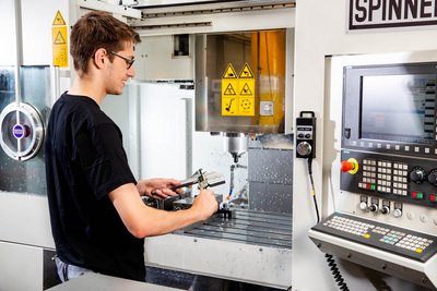 Azubi an CNC-Fräse – Employer Branding