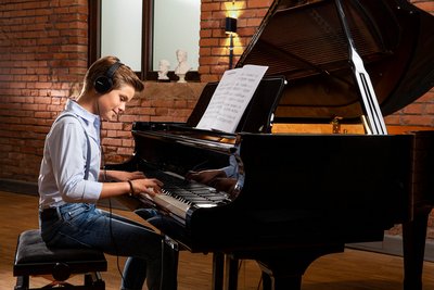 Kindermodel im Musikhaus, Werbefotografie vom Fotograf Nürnberg