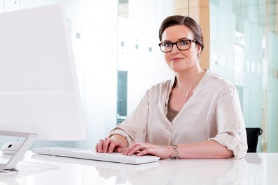 Mitarbeiterin arbeitet am PC Imagefotograf Nürnberg