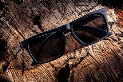 Sonnenbrille stilvoll präsentiert – Werbefotografie Nürnberg unterstützt Markenauftritt.