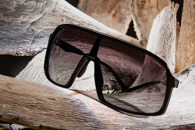 Kreative Produktfotografie Nürnberg – Sonnenbrille modern und nachhaltig abgebildet.