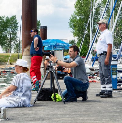 Backstage Fotograf Nürnberg zeigt Team auf Steg beim Shooting