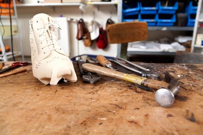 Werkbank mit Werkzeug und Schuh – Fotograf Nürnberg