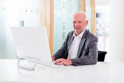 Mitarbeiter Portrait am PC Werbefotograf Nürnberg