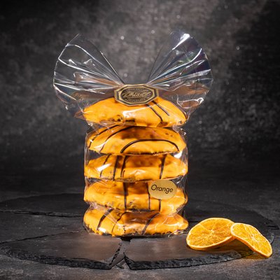 Hochwertige Produktfotografie von Lebkuchen mit dunklem Kontrastlicht für Genussmarketing.