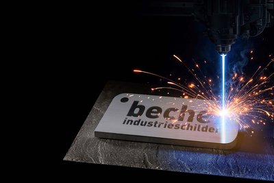 Kreative Fotografie: Industrieschilder auf hochwertigen Industrieuntergründen