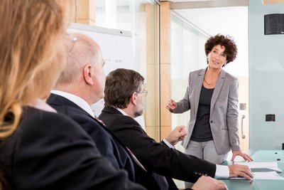 Vortrag Mitarbeiterin am Flipchart Werbefotograf Nürnberg