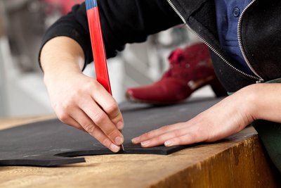 Schuhsohle ausschneiden – Corporate Fotograf Nürnberg