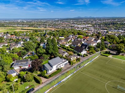 Drohnenfotografie eines modernen Holzsystemhauses mit Grundstück