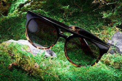 Nachhaltige Sonnenbrille in Szene gesetzt – Werbefotograf Nürnberg.