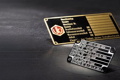 Detailaufnahme eines Industrieschilds in Produktfotografie