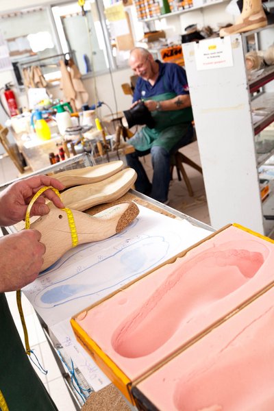 Schuhtechnik Werkstatt mit Fußabdrücken