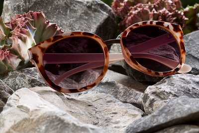 Sonnenbrille vor neutralem Hintergrund – Werbefotograf Nürnberg perfektes Visual Branding.