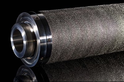 Kreative Fotografie von Metalloberflächen und Drahtstrukturen für moderne Produkt- und Industriepräsentationen.