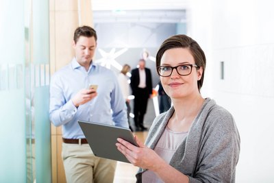 Portrait Mitarbeiterin im Flur Fotograf Nürnberg