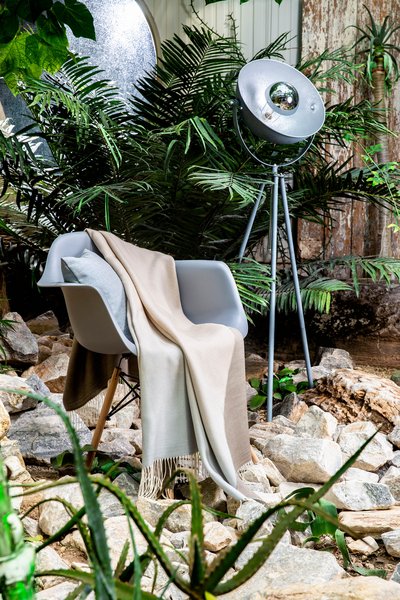 Hochwertige Outdoordecke im Grünen fotografiert – Fotograf Nürnberg für authentisches Visual Branding.