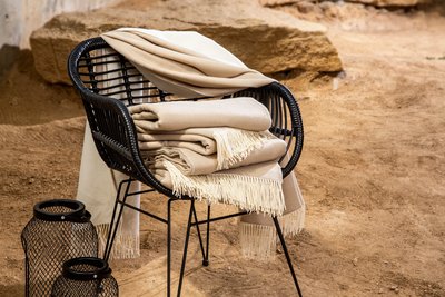 Natürliche Outdoor-Produktfotografie einer Outdoordecke im Botanischen Garten – Fotograf Nürnberg.