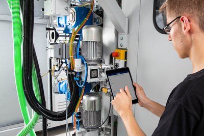 Azubi programmiert Maschine – Employer Branding
