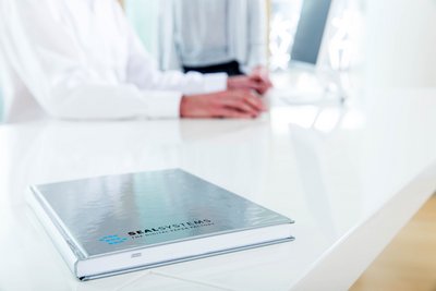 Firmenbuch Vordergrund Besprechung Imagefotograf Nürnberg