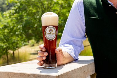 Bierflasche mit kontrollierten Lichtreflexionen für Premium Werbung.