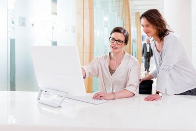 Zwei Mitarbeiterinnen am PC Fotograf Nürnberg