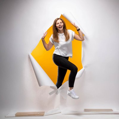 Backstage Aufnahme eines Fotoshootings mit unverändertem, unretuschiertem Hauptmotiv für authentische Einblicke hinter die Kulissen einer Imagekampagne.