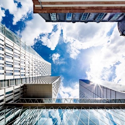Business Hochhaus aus der Froschperspektive – Architekturfotograf Nürnberg
