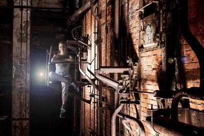 Business Werbefotografie in Industriearchitektur für Markenkommunikation.