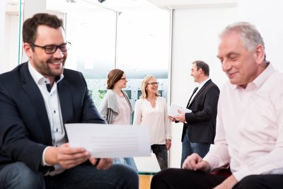 Zwei Mitarbeiter im Gespräch Werbefotograf Nürnberg