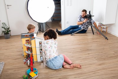 Kinder beim Playmobilshooting mit Fotograf Nürnberg im Einsatz.