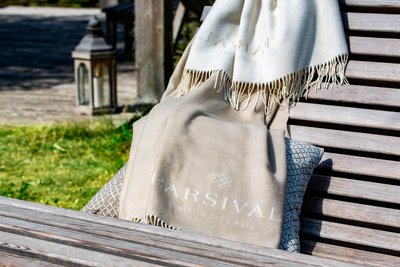 Outdoordecke im Lifestyle-Setting – Produktfotograf Nürnberg für moderne Outdoor-Produktfotografie.