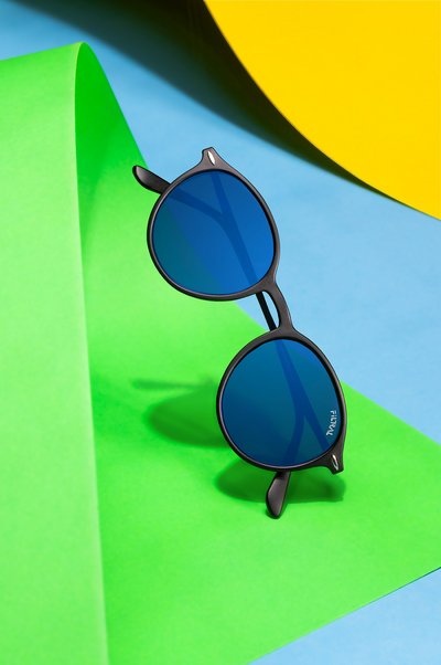 Sonnenbrille als Pop-Art Kunstobjekt in moderner Produktfotografie