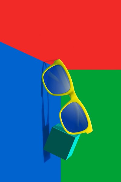 Bunte Sonnenbrille in Pop-Art Farben als Werbefotografie Produktbild