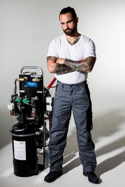 Dynamische Studioaufnahme von Adrian für kreative Markenfotografie – Fotograf Nürnberg