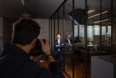 Backstage Atmosphäre beim kreativen Werbe- und Imagefotoshooting.