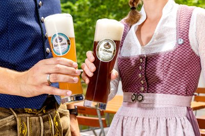 Weizenglas mit perfekter Schaumkrone in professioneller Bierfotografie.