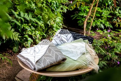 Moderne Outdoordecke in natürlicher Umgebung – Werbefotograf Nürnberg für Lifestyle-Produktfotografie.