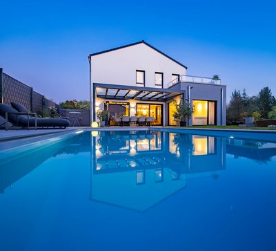 Professionelle Hausfotografie in der blauen Stunde für Bauunternehmen