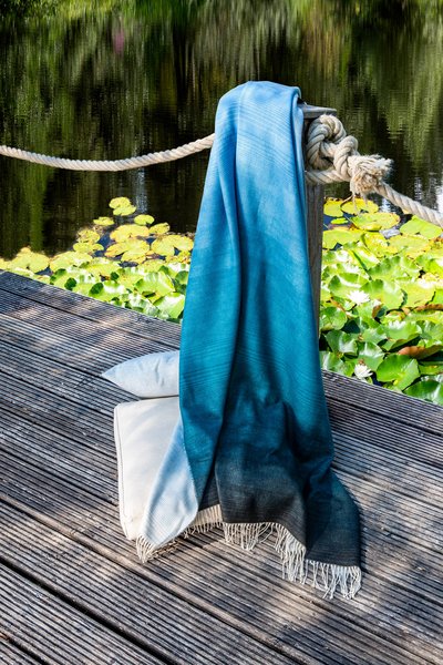 Aufnahme hochwertiger Outdoordecke – professionelle Produktfotografie Nürnberg im natürlichen Setting.