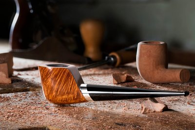 Pfeife auf der traditionellen Schreinerbank fotografiert vom Fotograf Nürnberg. Authentische Handwerksstimmung und kreative Produktinszenierung.