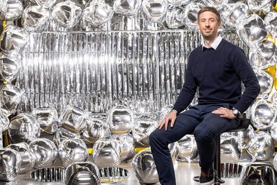 Marketingmitarbeiter portraitiert für Employer Branding vom Fotograf Nürnberg.