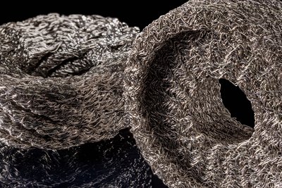 Detailaufnahme eines Drahtgewebes mit Lichtreflexionen und tiefer Strukturwirkung, fotografiert in kreativer Fotografie durch Produktfotograf Nürnberg.