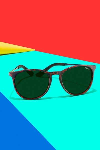 Nüernberg Sonnenbrille auf farbigem Pop-Art Hintergrund in der Produktfotografie